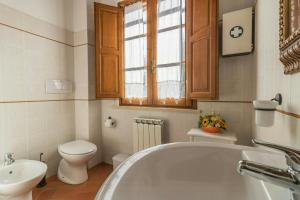 Rural Apartment With Views Of Lake Trasimeno