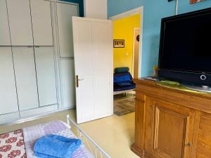 HOST4U - Comodo a piedi dal Centro e alla Stazione di Imperia - Paint House