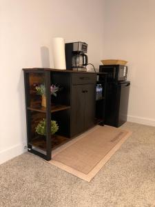 Cozy and Spacious Suite in a Pet and Smoke free Home - Self checkin Anytime - Private Ensuit Bath - King Bed - Ultra Fast Wifi - Free Parking - Smart TV