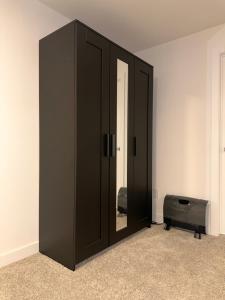 Cozy and Spacious Suite in a Pet and Smoke free Home - Self checkin Anytime - Private Ensuit Bath - King Bed - Ultra Fast Wifi - Free Parking - Smart TV