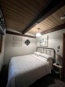 Fantastic Secluded Cabin with Nice Sights in North Creek, New York