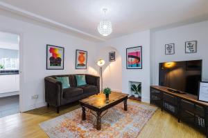 Riverside Manor - Driveway Parking, WiFi with Free Netflix, Prime & Disney