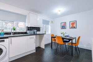 Riverside Manor - Driveway Parking, WiFi with Free Netflix, Prime & Disney