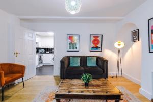 Riverside Manor - Driveway Parking, WiFi with Free Netflix, Prime & Disney