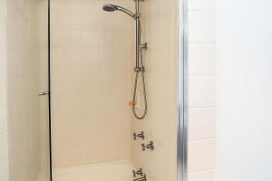 Strand Stay Steps to Beach & Waterpark Townsville