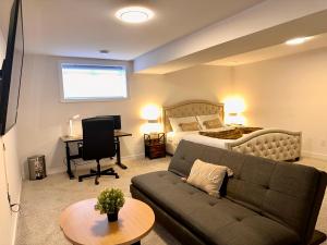 Cozy and Spacious Suite in a Pet and Smoke free Home - Self checkin Anytime - Private Ensuit Bath - King Bed - Ultra Fast Wifi - Free Parking - Smart TV