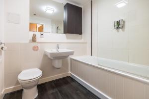 Sleek Apartment with Balcony - City Centre - Free Parking, Fast WiFi and 55 Smart TV by Yoko Property