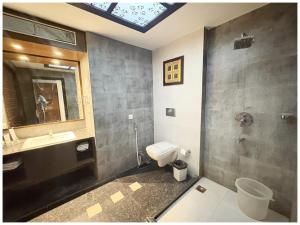 Hotel Seafaceing Golden- Palace - Swimming Pool and Private Beach Facilities