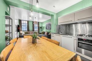 Central Cove - Fitzrovia - By Frankie Says