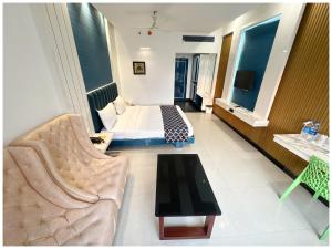 Hotel Seafaceing Golden- Palace - Swimming Pool and Private Beach Facilities