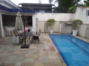 Casa ampla com piscina no Guarujá