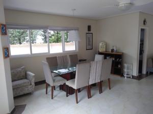 Casa ampla com piscina no Guarujá