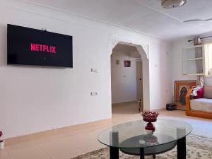 Quiet 2 bedroom apartment and Terrace Center