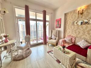 Paris Style Luxe Apartment In The Heart Of Noida