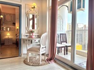 Paris Style Luxe Apartment In The Heart Of Noida