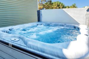 The Goat House Waterfront Hottub Stargazing