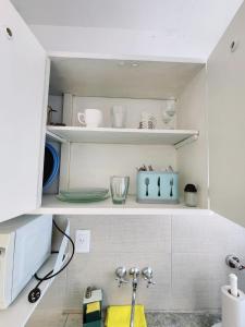 Monoambiente y sala de estar con garage