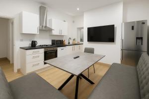 SidemerseyLivings - 4BR Accessible modern Home, Gated Parking, Stepless