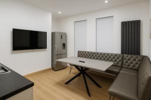 SidemerseyLivings - 4BR Accessible modern Home, Gated Parking, Stepless