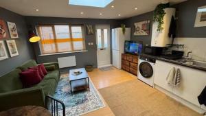 Watford High Street apartment with kitchen & sofa bed