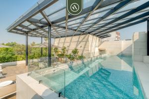 Luxury 2 BR Condo - Rooftop Pool with City View