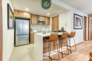 Luxury 2 BR Condo - Rooftop Pool with City View