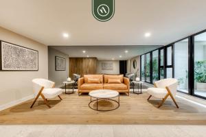 Luxury 2 BR Condo - Rooftop Pool with City View