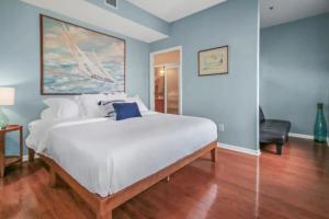 Exquisite Top Floor Condo in Downtown Indianapolis with King Bed