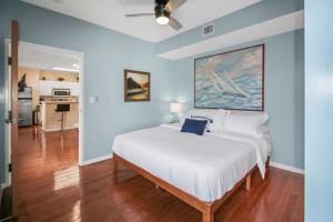 Exquisite Top Floor Condo in Downtown Indianapolis with King Bed