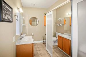 Exquisite Top Floor Condo in Downtown Indianapolis with King Bed