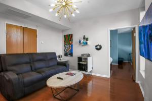 Exquisite Top Floor Condo in Downtown Indianapolis with King Bed