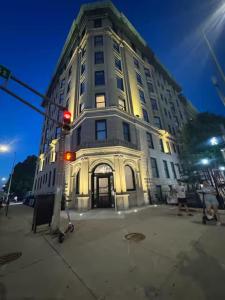 Exquisite Top Floor Condo in Downtown Indianapolis with King Bed