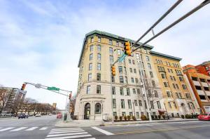 Exquisite Top Floor Condo in Downtown Indianapolis with King Bed