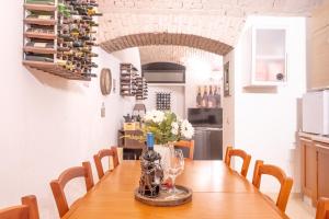 The Wine Cave - Huge Elegant 110 sqm Peaceful Retreat in Milan, 2 bedrooms, Melchiorre Gioia 47, 8 minutes walking from Central Station, Porta Nuova, Isola, Milan