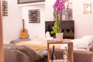 The Wine Cave - Huge Elegant 110 sqm Peaceful Retreat in Milan, 2 bedrooms, Melchiorre Gioia 47, 8 minutes walking from Central Station, Porta Nuova, Isola, Milan