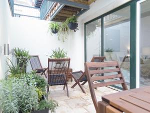 Santos Cozy Apt with AC and Terrace