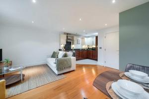 1 Bed,1 Bath and Free Parking, Central Windsor