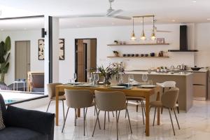 Modern Villa 4-BR, Breeze - 10 min walk to NaiYang beach