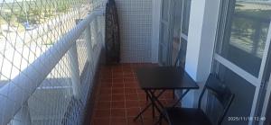 Apartamento com varanda e vista para o mar, em frente à praia de Caiobá