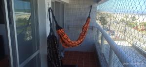 Apartamento com varanda e vista para o mar, em frente à praia de Caiobá