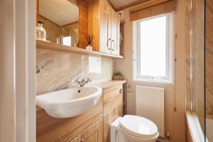 Lakeview Winter Lodge with Hot Tub