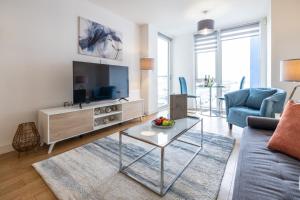 Modern 1 Bedroom Apartment with Balcony - City Centre - Free Parking, Fast WiFi and 50 Smart TV by Yoko Property