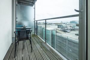 Modern 1 Bedroom Apartment with Balcony - City Centre - Free Parking, Fast WiFi and 50 Smart TV by Yoko Property