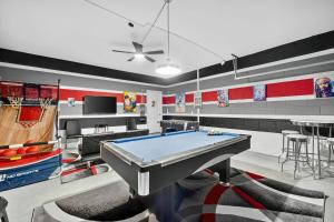 Opulent Oakbourne - Gorgeous 7 Bedroom Pool Home