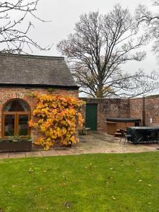 Courtyard House- Luxury Holiday House with floodlit Tennis court