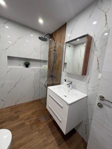 New Urban Stay Airport city center metro access