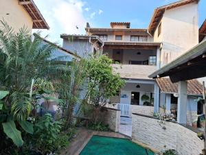 Sobrado Confortável para Família na Praia do Perequê Açú