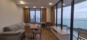 Роскошный двухкомнатный люкс с видом на море и горы в Solis Residence