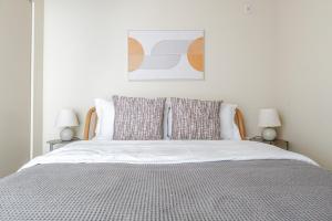 Blueground PikePine balcony nr Capitol Hill SEA-960