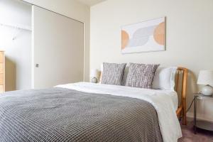 Blueground PikePine balcony nr Capitol Hill SEA-960